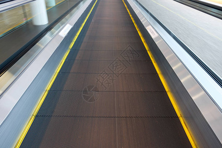自动扶梯黄色带移动到机场前面图片