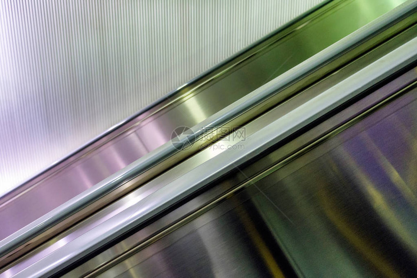 城市地铁侧走廊自动扶梯图片