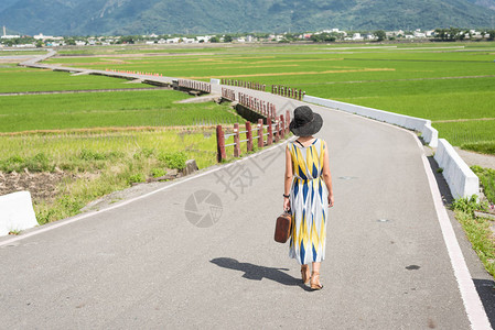 农村妇女在农村路图片