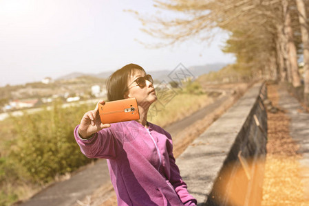 成熟的亚洲女人在户外自拍图片