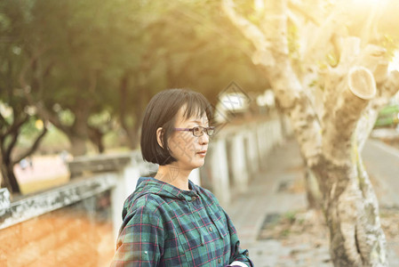 亚洲成年女在图片