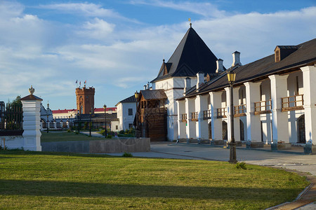 托博尔斯克里姆林宫境内的东方塔和教皇马厩的景色托博尔背景