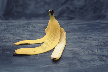 深色背景上的香蕉皮图片