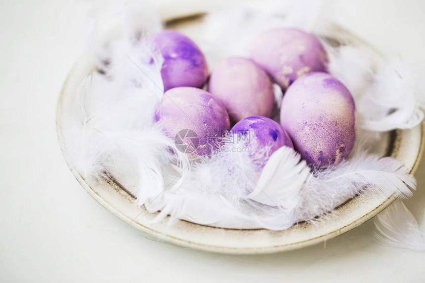 春画的复活节彩蛋仍然有羽毛春季假日桌装饰图片
