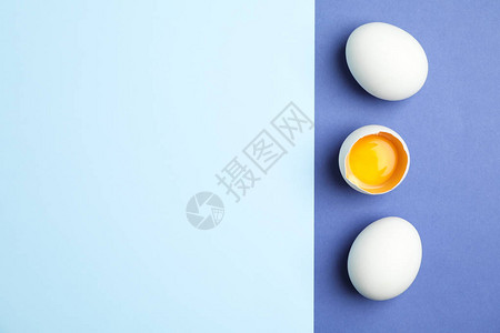 鸡蛋半黄蛋在两个音调背景背景图片