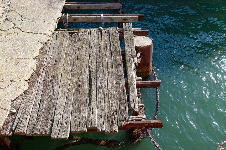 海港旧损坏的木制码头图片