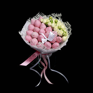 由粉红巧克力和白玫瑰中的草莓组成的美丽精美的花束图片