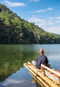 湖边阳光明媚的村民在水库中捕鱼图片