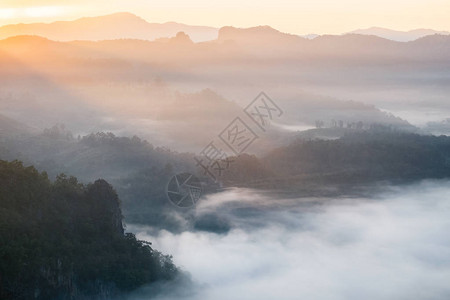 日出时雾山上的风景图片