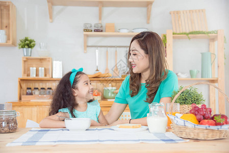 美丽的亚洲母女早上在家一起吃早餐图片