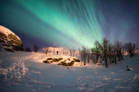 雪山的风景夜空中有北极光和黄图片