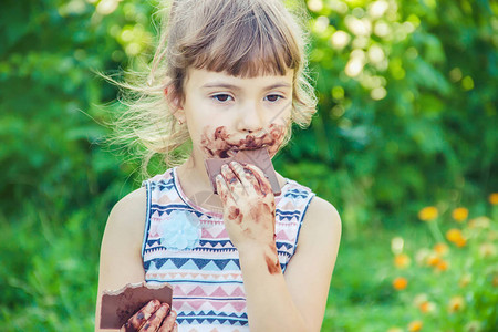 甜牙孩子吃巧克力有图片