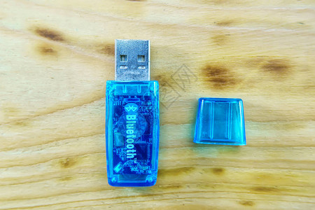 木制背景上的蓝色牙USB图片