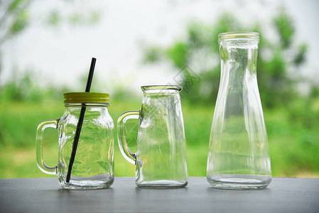 自然生态绿叶环境背景下的零废物使用少塑料概念带稻草罐和无花瓶图片