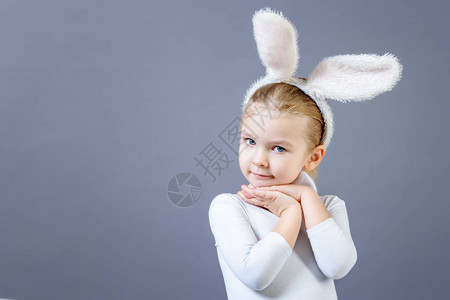 穿着灰色白复活节兔子图片