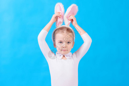 穿着兔子装扮的小女孩图片