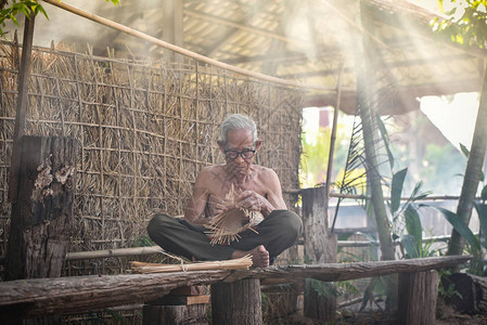 亚洲生活老人叔祖父在家工作老人在泰国生活农村生活严重生活农村人编图片