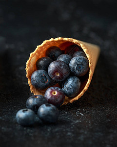 新鲜蓝莓华夫饼蛋卷的浆果图片
