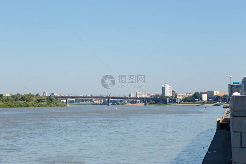 俄罗斯乌姆斯克伊尔提什河岸列图片
