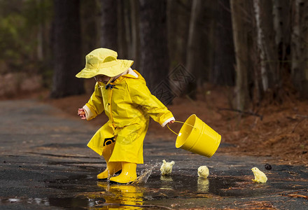 一个小孩在雨中玩耍而小妞图片