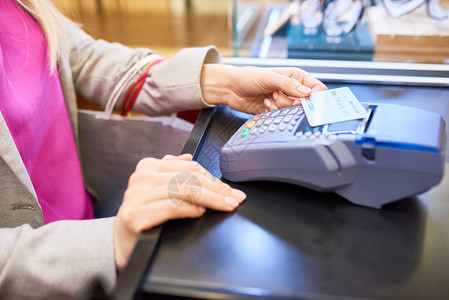 利用NFC技术在购物商场或咖啡店复制空间通过信用卡付费的无法识别的年图片