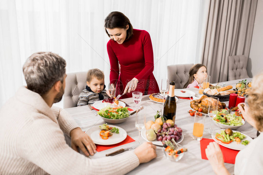 大幸福家庭一起享受圣诞晚餐的暖色调肖像图片