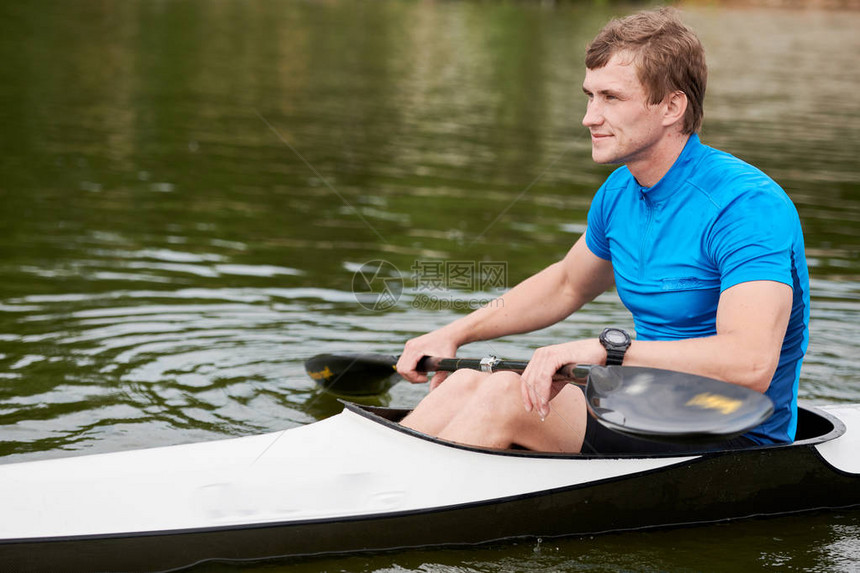 皮划艇男子在湖上休闲图片