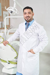 中东牙医的肖像在办公室装着对镜头微笑图片