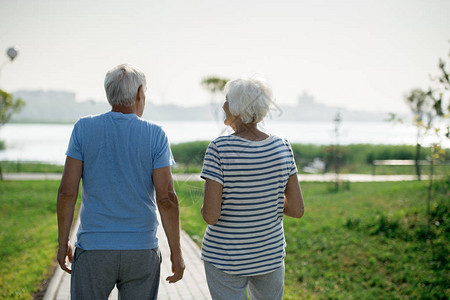 活跃的老年夫妇在海滨露天公园车道上行图片