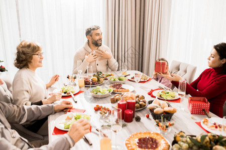 欢乐大家庭一起享受圣诞晚餐的温暖肖像图片