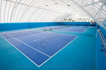 现代室内网球场内部蓝色背景照片复制空间图片