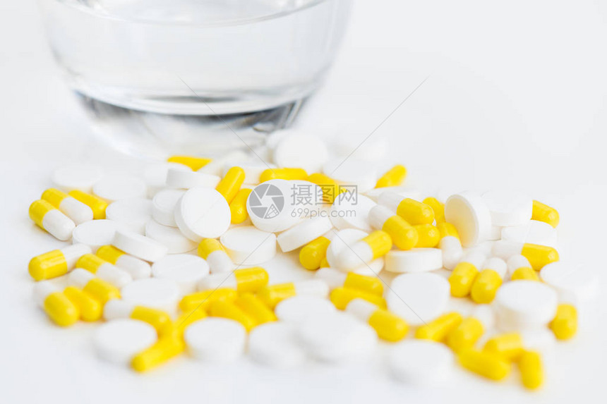 白色背景下各种药丸和药物的特写图片