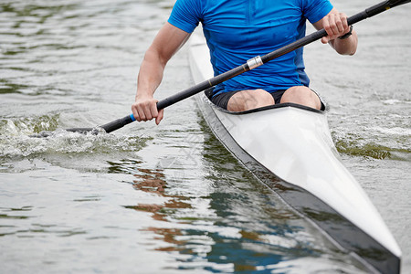 在湖上划船和划船的Kayake图片