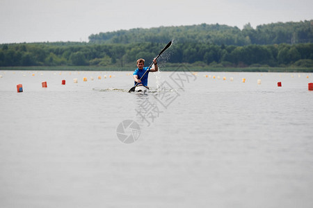 年轻运动员在划船比赛中竞争在湖边图片