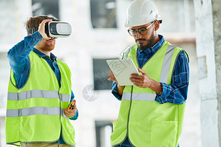 使用VR设备对建筑工地的项目进行可视化的当代两名图片