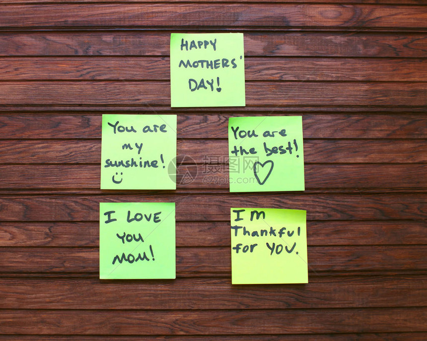 母亲节快乐笔记提醒人们在木头背景上贴黄色标签图片