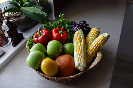 新鲜混合水果和蔬菜健康饮图片