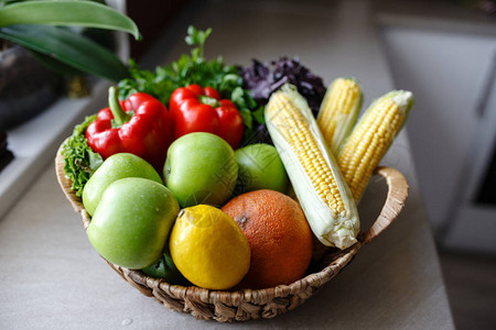新鲜混合水果和蔬菜健康饮图片