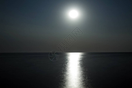 月亮与月光在水面的月亮上方美丽图片