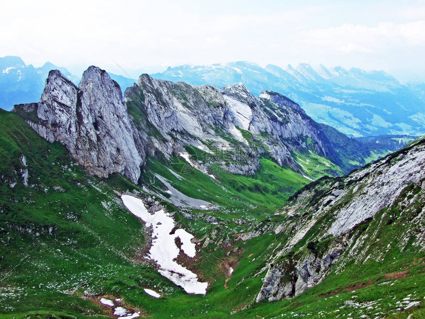 Grtterinfirst在Alpstein山脉的尖峰圣图片