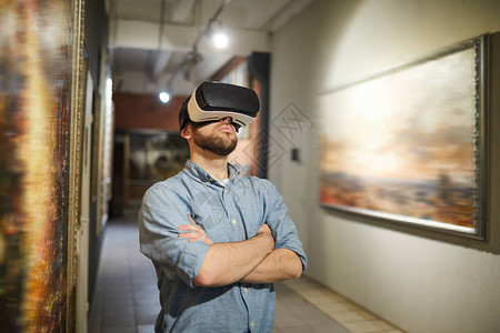 在艺术画廊或博物馆复制空间的虚拟参观中图片