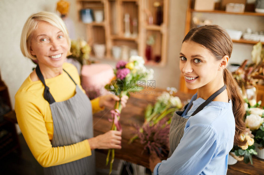 两名女花店女花商高角度肖像图片
