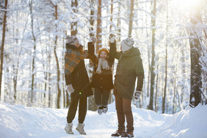 幸福家庭在美丽的冬季森林里玩得开心的全长肖图片