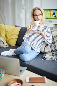 当代女在家中喝咖啡眼望远方的全长画像图片