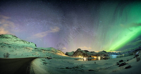 北极海岸山脉上空有星状际的北极光北阿图片