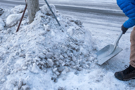 冬天在路边用铲子清雪的人图片