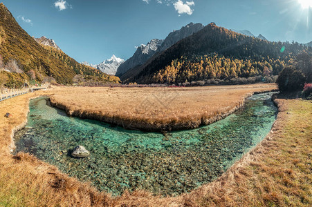 最后一次香格里拉全景ChanaDorje山和Yading自图片