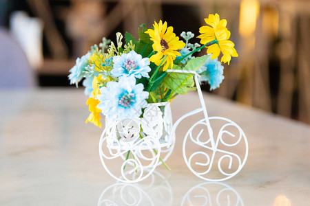 美丽的花朵在木桌上的白色自行车木桌上白色自行车图片