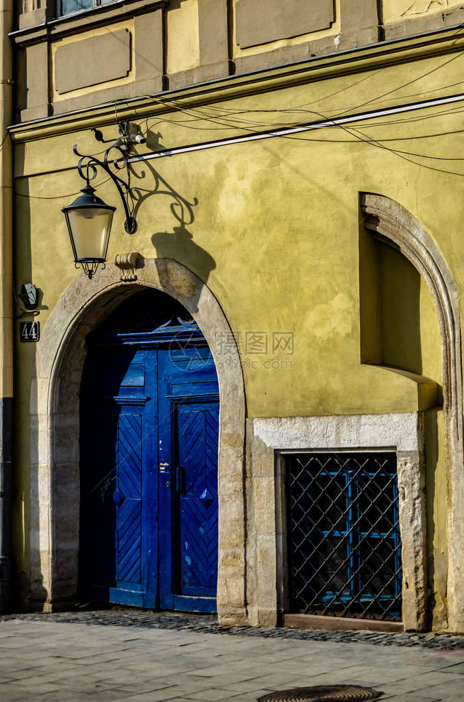 漂亮的双雕木制头前门欧洲房子的古蓝色图片