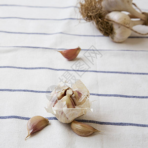 布上的大蒜丁香和大蒜鳞茎低视角图片